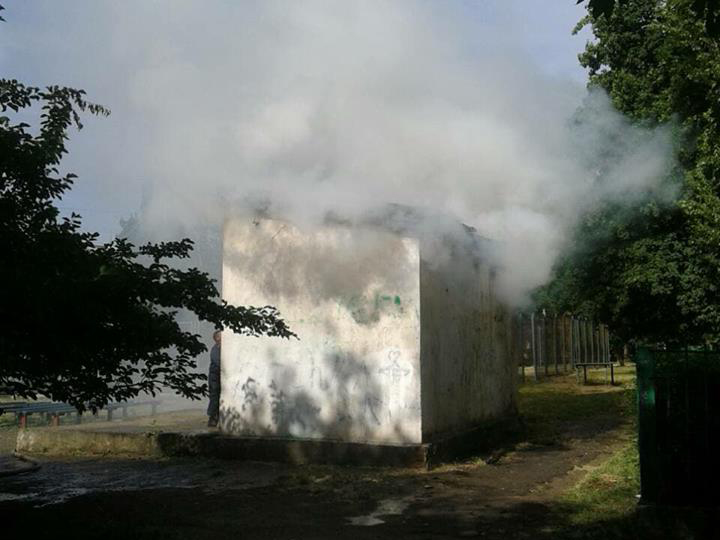 В Николаеве возле детского сада загорелось неэксплуатируемое здание – «стреляющий» шифер угрожал детворе 5
