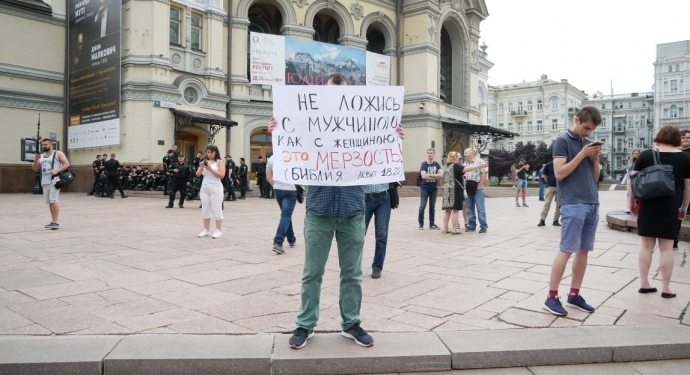Киев в ожидании Марша равенства: у Оперного театра противники Марша ругаются с полицией, закрыты 3 станции метро