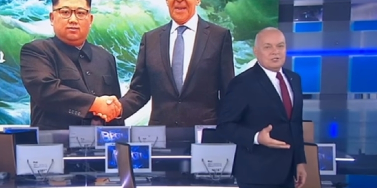 Российский телеканал с помощью фотошопа добавил Ким Чен Ыну улыбку на снимке с Лавровым