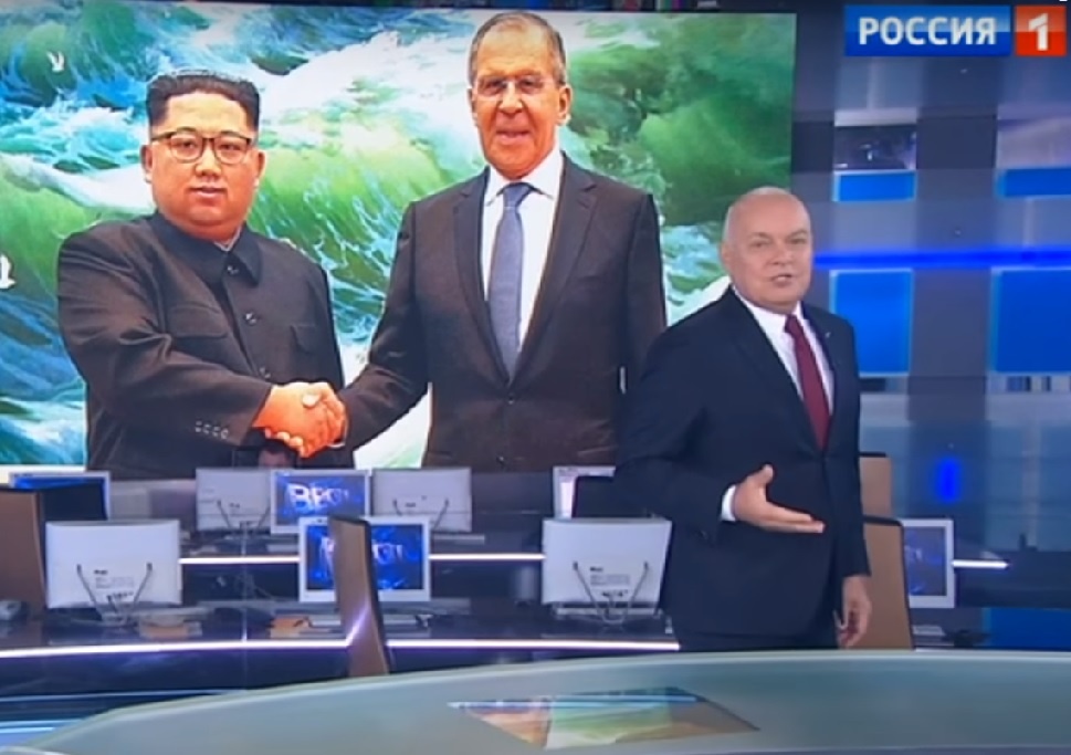 Российский телеканал с помощью фотошопа добавил Ким Чен Ыну улыбку на снимке с Лавровым 1