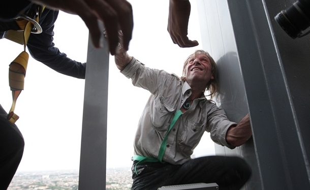 В Сеуле с небоскреба сняли французского “человека-паука”