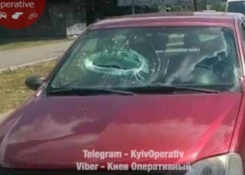 В Киеве упавший с моста кусок бетона травмировал пассажира авто