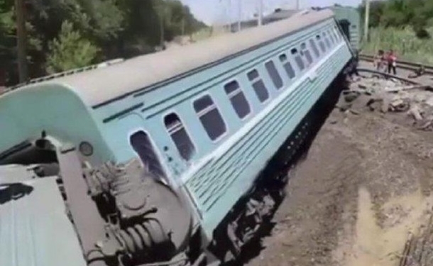 В Казахстане сошел с рельсов поезд: погиб подросток, еще три человека пострадали