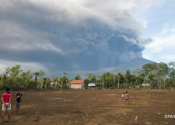 На Бали закрыли аэропорт из-за активизации вулкана Агунг