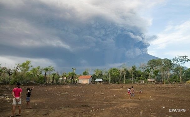 На Бали закрыли аэропорт из-за активизации вулкана Агунг
