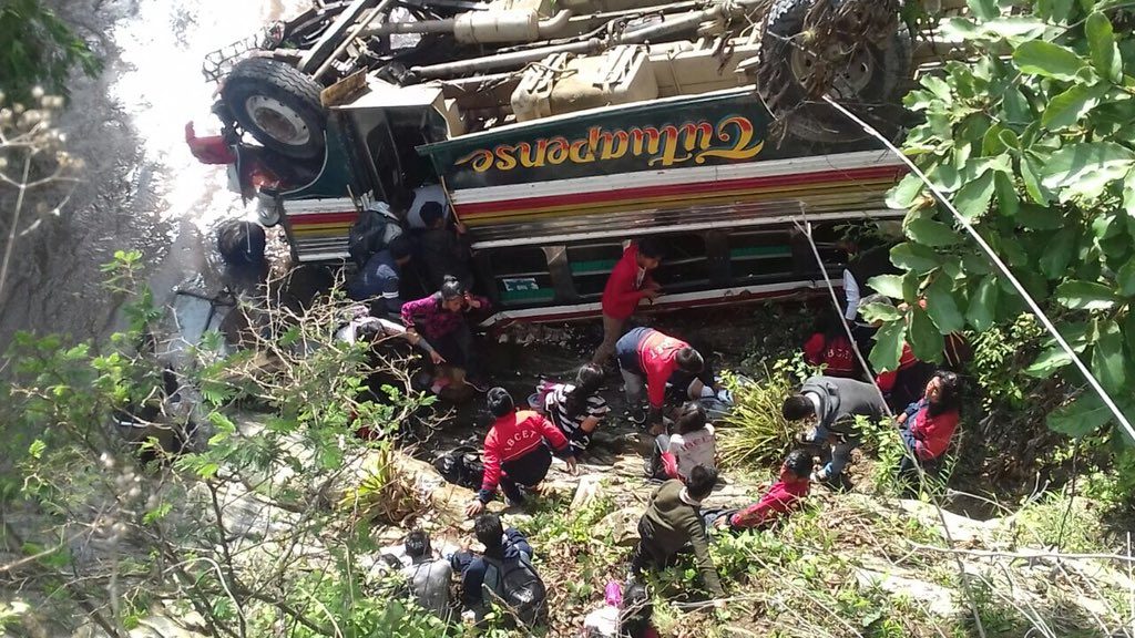 В Гватемале автобус со студентами упал в пропасть 1
