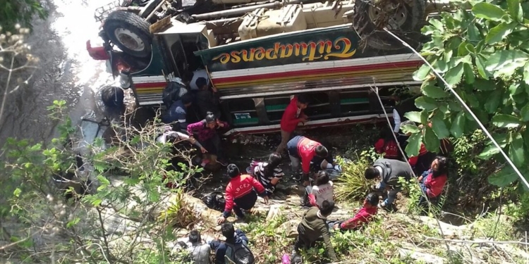 В Гватемале автобус со студентами упал в пропасть