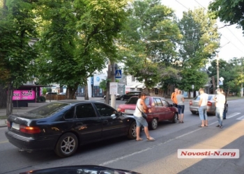 В центре Николаева столкнулись 3 автомобиля — заблокировано движение троллейбусов