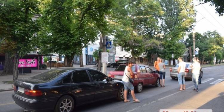 В центре Николаева столкнулись 3 автомобиля — заблокировано движение троллейбусов