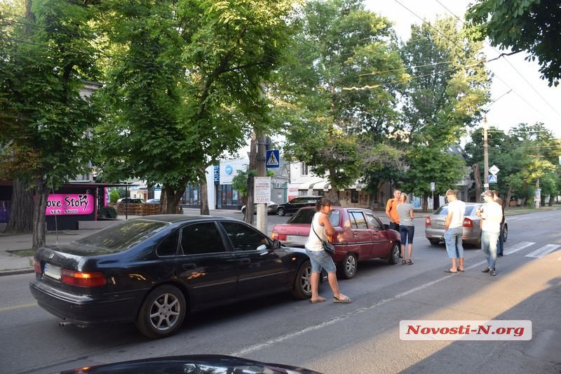 В центре Николаева столкнулись 3 автомобиля — заблокировано движение троллейбусов 1