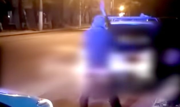 Назло врагам. В Одессе пьяный водитель, остановленный патрульными, разгромил топором свою машину