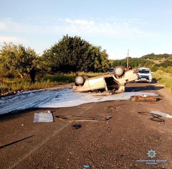 На Николаевщине перевернулась "шестерка", набитая подростками, 17-летний водитель погиб 3