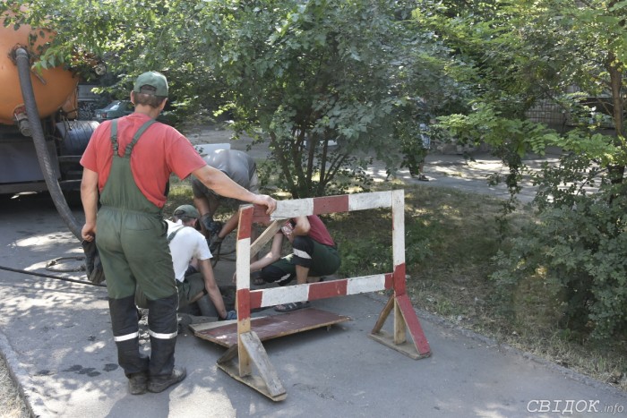 В Николаеве чистят систему ливневой канализации на улице Курортной 3