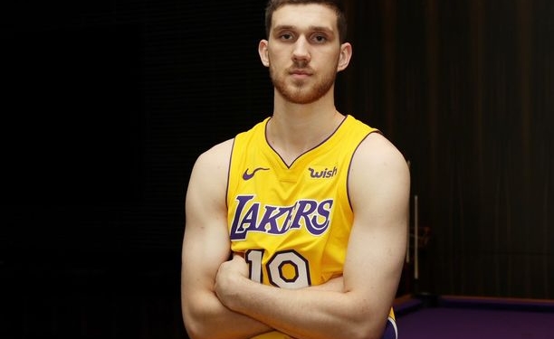 Один из самых титулованных клубов НБА представил украинского баскетболиста