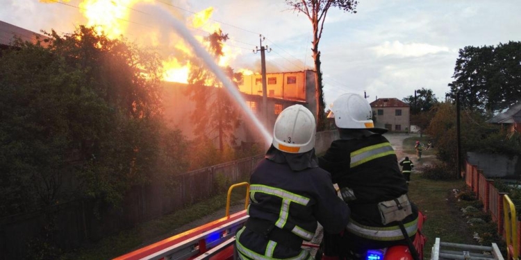 В Збараже взорвалось 480 тонн биоэтанола – пожар тушат, жителей эвакуировали