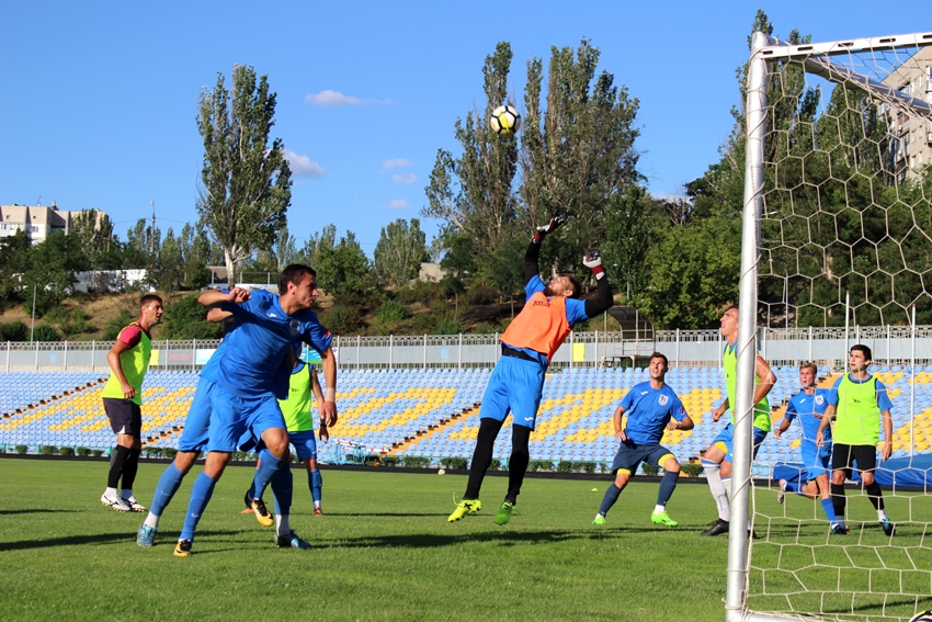 МФК «Николаев» готовится к новому сезону: вчера провели двухсторонку, завтра на выезде встретятся с «Таврией» 5
