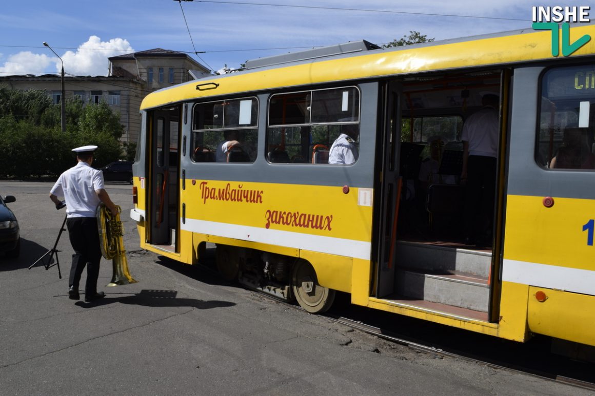 В Николаеве на специальный рейс вышел «музыкальный» трамвай с военным оркестром 5