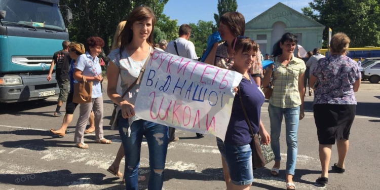 На Николаевщине люди перекрывали дорогу с требованием не закрывать школу