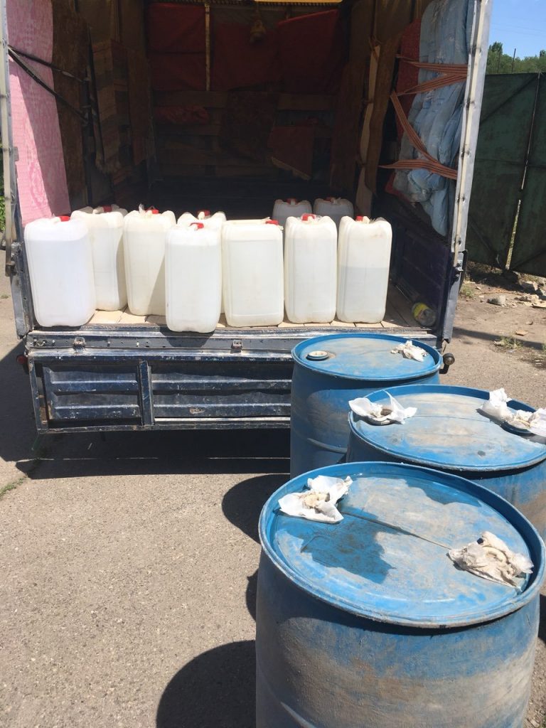 Фискалы нашли очередной подпольный цех по розливу алкоголя, продукция которого сбывалась в Николаеве и на курортах, - изъяли почти 2 тыс.литров 5