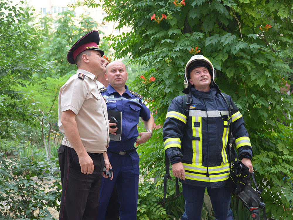 На пожаре 10-этажки в Николаеве пожарные спасли двух мужчин 6