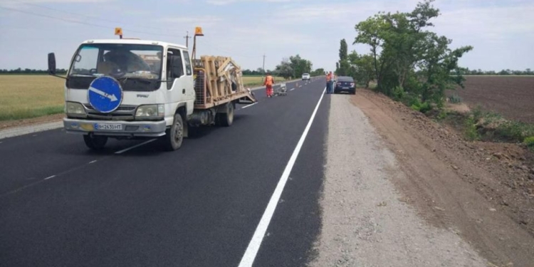 На автодороге Т-15-08 Калиновка-Снигиревка начали наносить разметку
