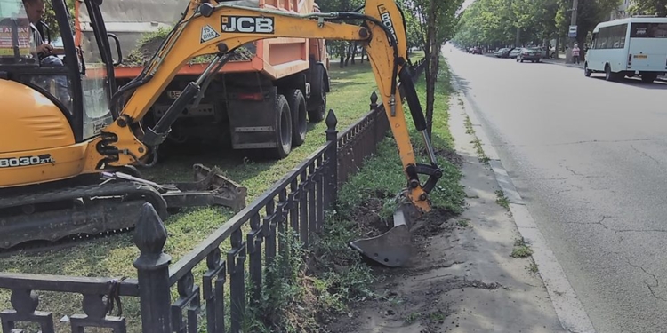 На бульварной части проспекта Центрального в Николаеве начали снимать «лишний» грунт