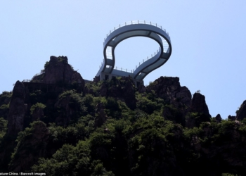 Китайцы продолжают развлекаться со стеклом: теперь у них есть стеклянная смотровая площадка в 360 метрах над землей