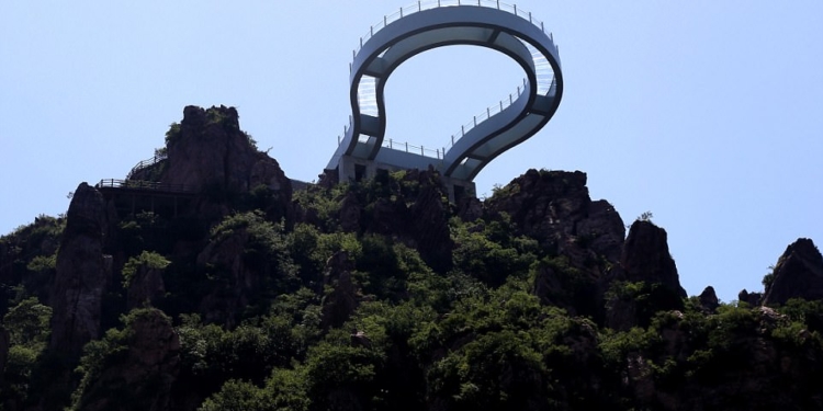 Китайцы продолжают развлекаться со стеклом: теперь у них есть стеклянная смотровая площадка в 360 метрах над землей