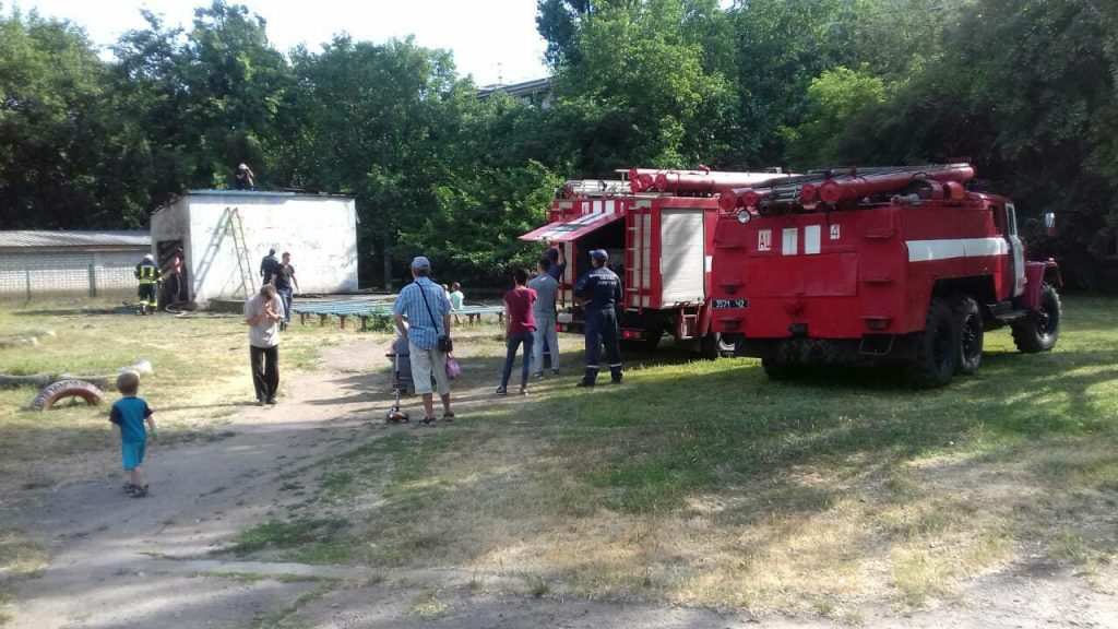 В Николаеве возле детского сада загорелось неэксплуатируемое здание – «стреляющий» шифер угрожал детворе 7