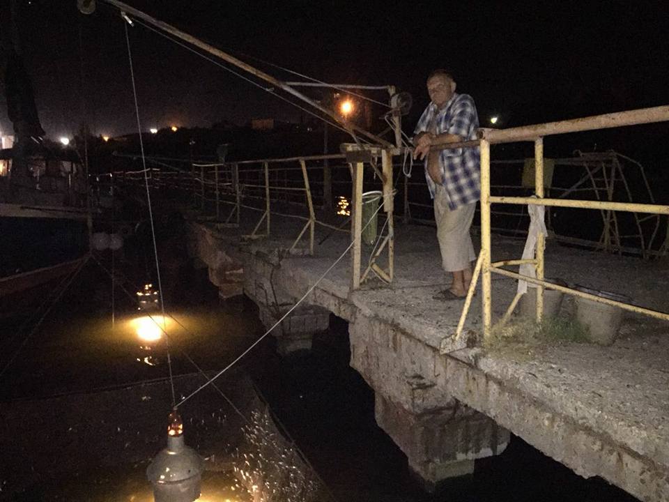 В Николаеве рыбоохранный патруль поймал рыбачка, набраконьерившего два ведра атеринки 5