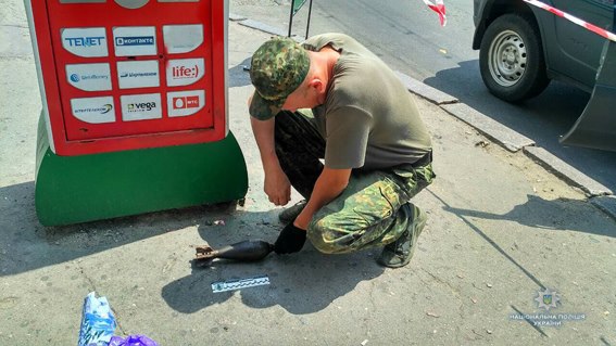 Всего за 100 грн.: в Николаеве мужчина на остановке предлагал прохожим купить минометную мину 5