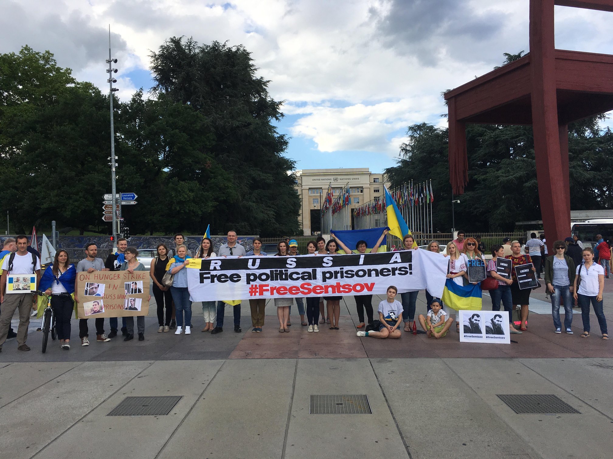 В постпредство РФ при ООН в Женеве передали письмо с требованием освободить Сенцова