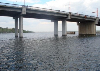 На Ингульском мосту сегодня снова начнут заделывать ямы. Перекрывать движение не будут