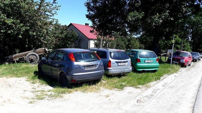 Приграничное село в Польше украинские “евробляхеры” превратили в кладбище брошенных авто