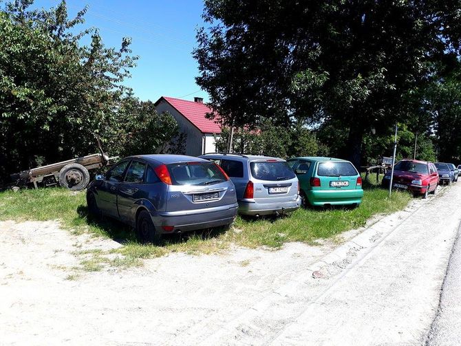 Приграничное село в Польше украинские "евробляхеры" превратили в кладбище брошенных авто 9