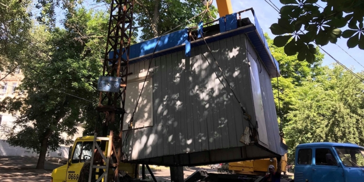 В Николаеве на перекрестке Декабристов и Потемкинской демонтировали 4 незаконных «будки»