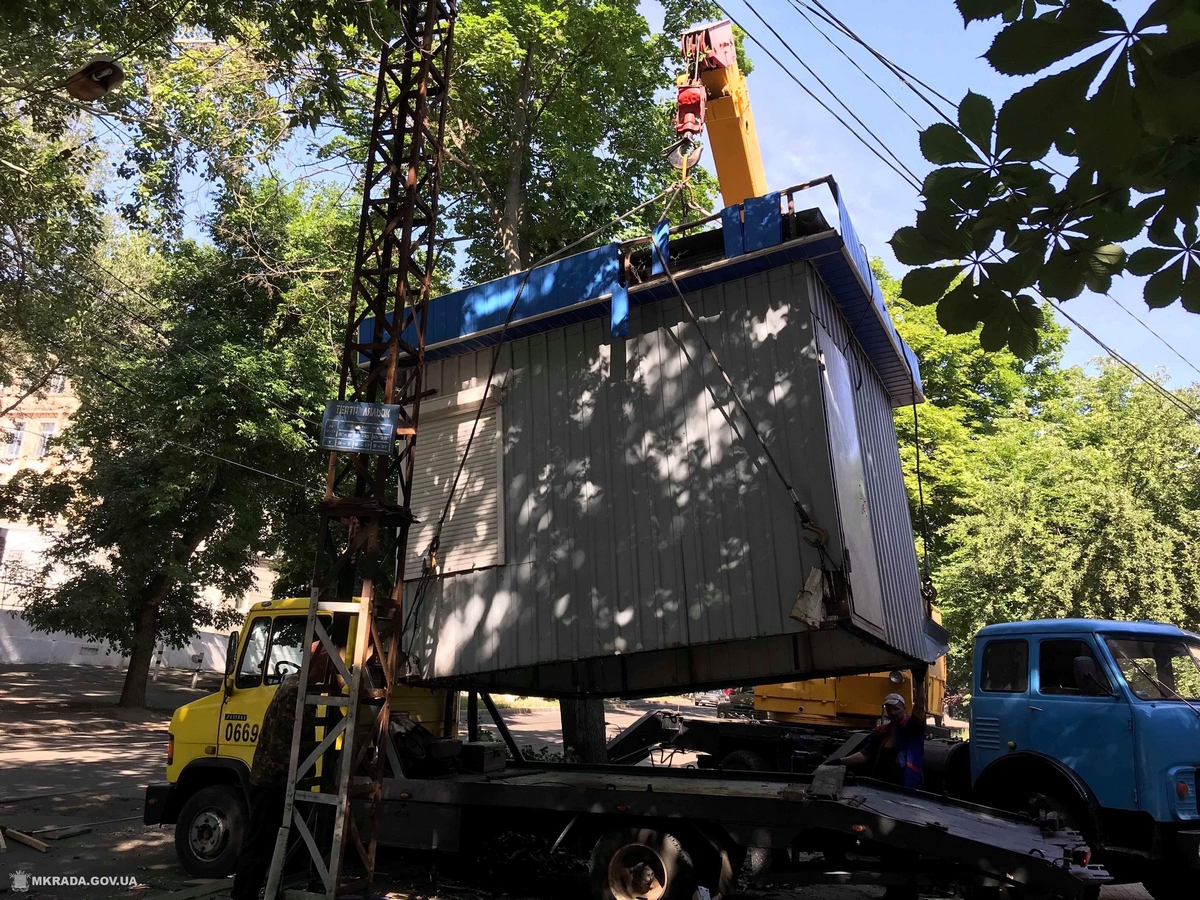 В Николаеве на перекрестке Декабристов и Потемкинской демонтировали 4 незаконных «будки»