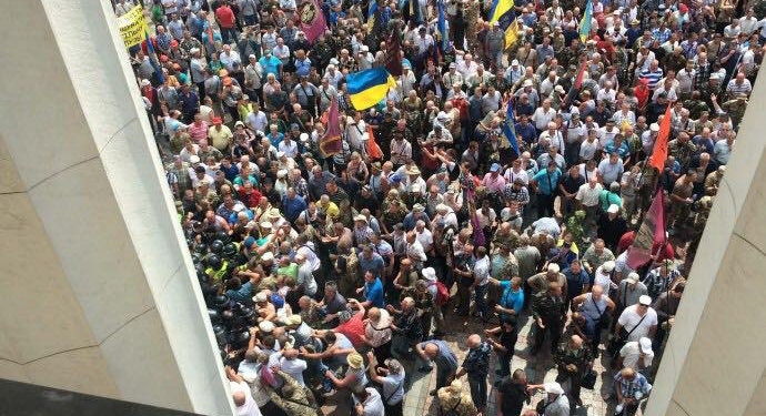 Штурмовали парламент. Кто с кем дрался под ВР