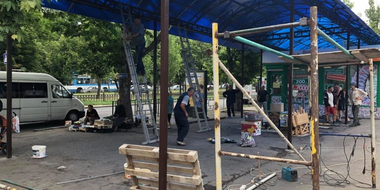 Начался демонтаж скандального навеса на 3-й Слободской