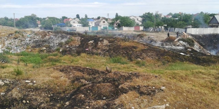 Под Николаевом продолжает тлеть несанкционированная свалка – спасатели