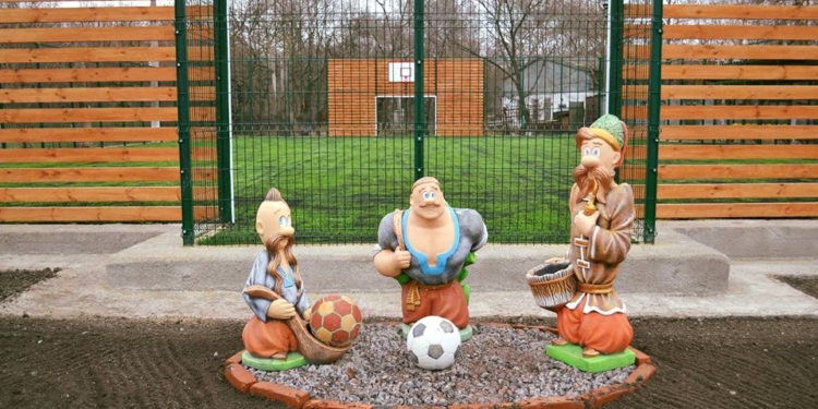 В Николаеве школьники похитили из спортшколы бетонный мяч весом 25 кг на «глазах» у камеры