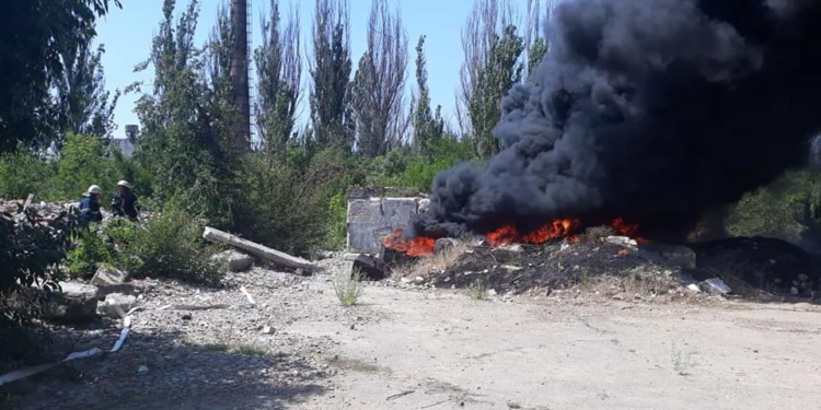 В микрорайоне Северный горит битум – угрозы распространения огня нет