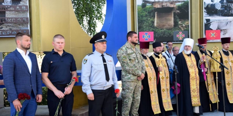 Сотни николаевцев почтили память погибших военных, которые находились на борту сбитого ИЛ-76 четыре года назад