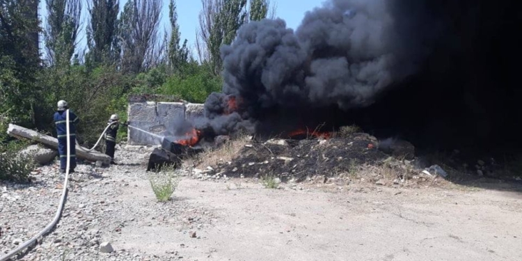 В Николаеве спасатели потушили пожар битума и травы