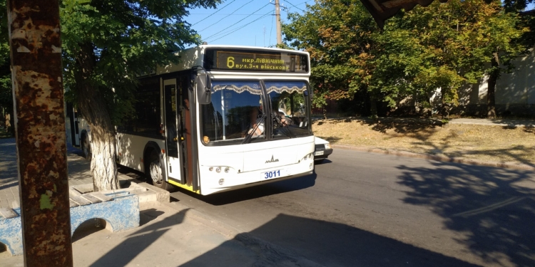 Николаевцы обратили внимание на водителя троллейбуса, который ненавидит монеты