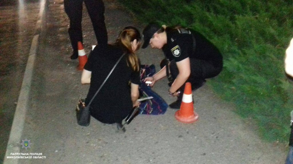 Молодые люди гуляли по ночному Николаеву с гранатометом. Когда появилась полиция - попытались спрятать его под полотенцем 1