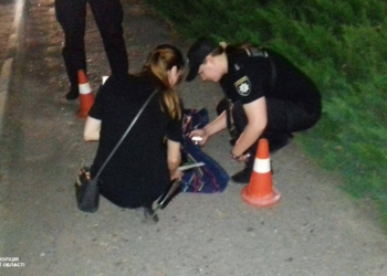 Молодые люди гуляли по ночному Николаеву с гранатометом. Когда появилась полиция – попытались спрятать его под полотенцем