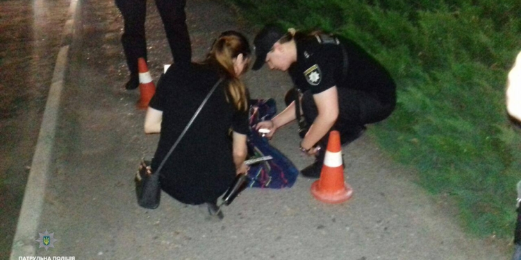 Молодые люди гуляли по ночному Николаеву с гранатометом. Когда появилась полиция – попытались спрятать его под полотенцем