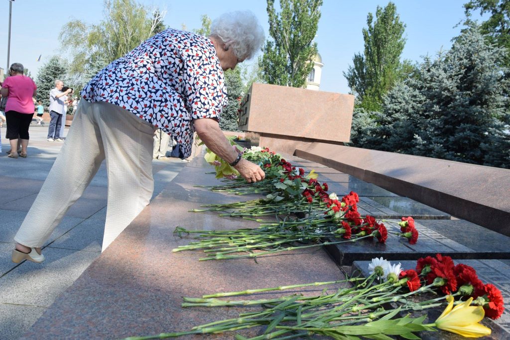 День скорби и памяти жертв войны в Украине. Николаевцы присоединились к траурной церемонии 14