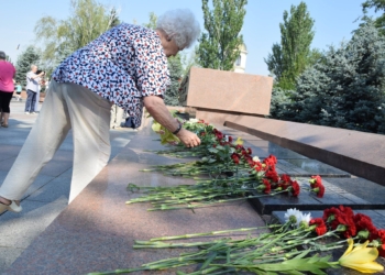 День скорби и памяти жертв войны в Украине. Николаевцы присоединились к траурной церемонии